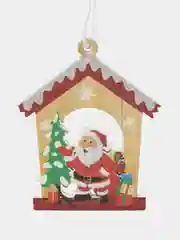 Белый набор новогодних елочных игрушек из дерева символ года