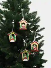 Белый набор новогодних елочных игрушек из дерева символ года