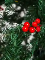 Ель искусственная с белыми кончиками, ягодами и шишками