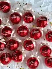 Красный подарочная коробка с пожеланием, елочная игрушка