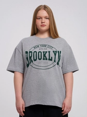 Футболка ТВОЕ свободная plus size из хлопка с надписью brooklyn