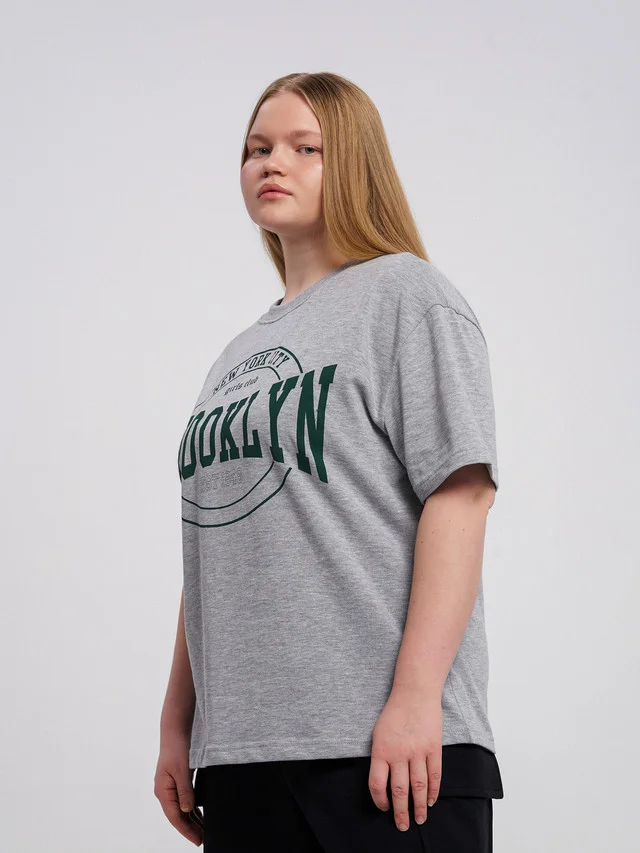 Серый меланж футболка ТВОЕ свободная plus size из хлопка с надписью brooklyn
