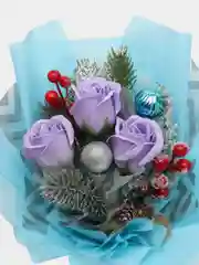 Голубой светящийся букет из мыльных роз, розы из мыла, сувенир, подарочный набор