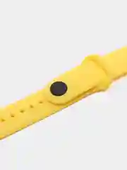 Желтый силиконовый ремешок на Xiaomi Mi Band 8