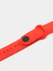 Красный силиконовый ремешок на Xiaomi Mi Band 8