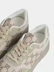 Женские кроссовки