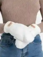 Белый варежки женские