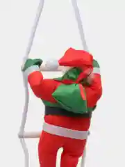 Белый украшение для елки "Дед Мороз на лестнице"
