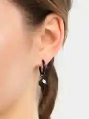 Черный серьги кольца с подвеской "Игральный кубик", серьги женские, мужские, сталь, 1 штука