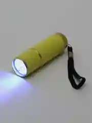 Желтый лампа уф для сушки ногтей в виде фонаря