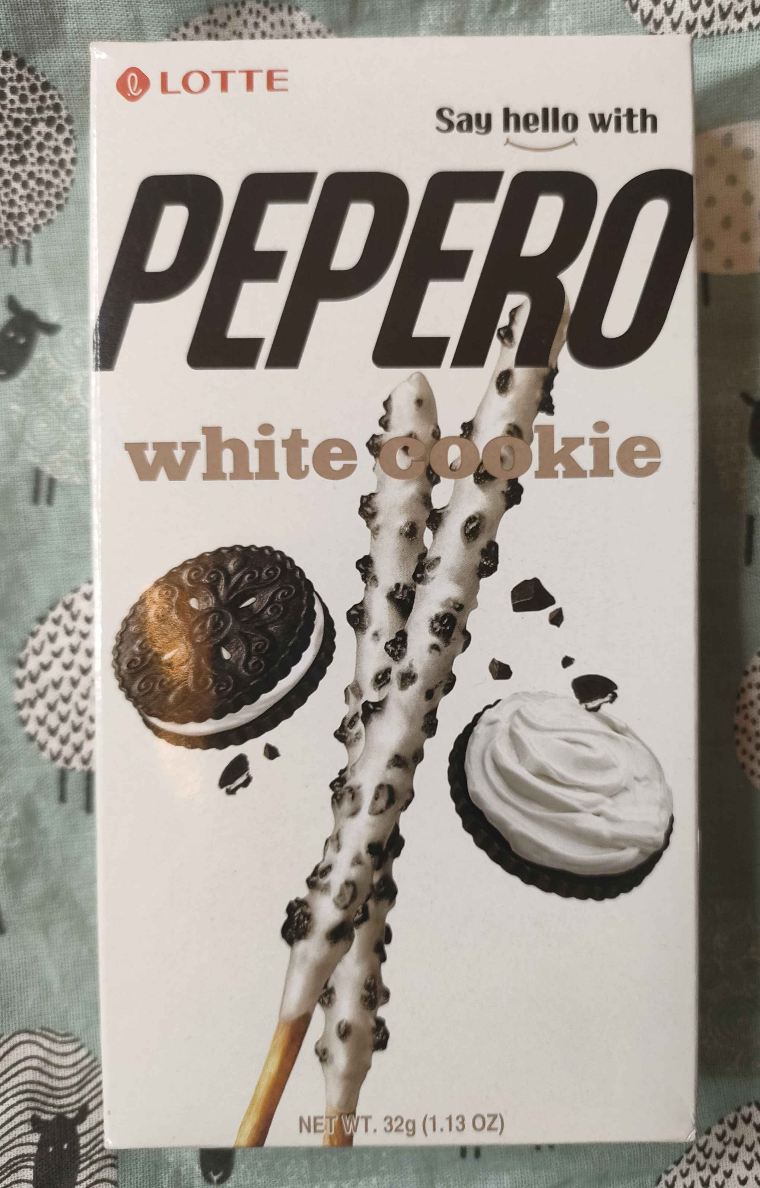 Соломка в молочном шоколаде с крошками печенья WHITE COOKIE PEPERO, 32гр  купить по цене 95 ₽ в интернет-магазине Магнит Маркет