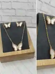 Золотой комплект украшений для девочки: серьги и кулон, серьги и цепочка