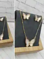 Золотой комплект украшений для девочки: серьги и кулон, серьги и цепочка