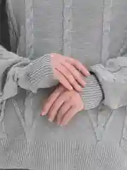 Серый свитер женский, укороченный, машинная вязка