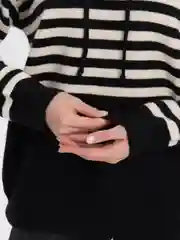 Черный кофта вязаная, с капюшоном, в полоску