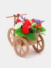 Алый велосипед с букетом из мыльных цветов и ягод