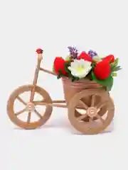 Алый велосипед с букетом из мыльных цветов и ягод