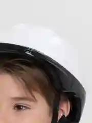 Белый детский спортивный шлем