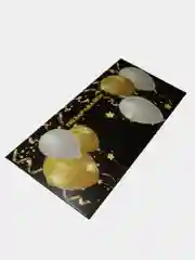 Коралловый конверт для денег подарочный
