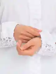 Белый женская рубашка нарядная с кружевом и рюшами