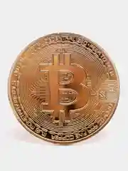 Золотой брелок в виде монеты "Биткоин"