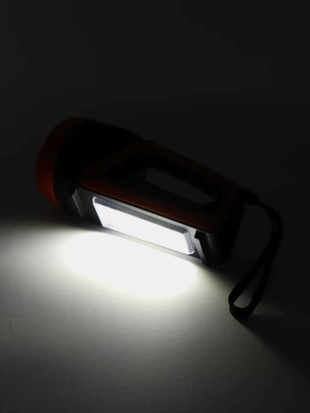 ЕРМАК фонарь-прожектор, LED + COB, 6 режимов, 2400 мАч, USB кабель, 9 х 9 х 20 см, пластик