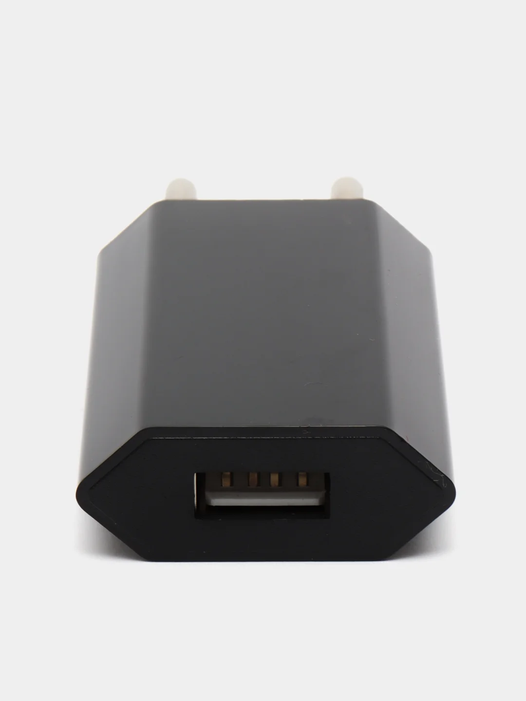 Белый сетевое зарядное устройство с USB и европейской вилкой