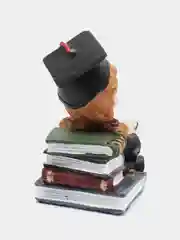 Фигурка "Школьница на стопке книг"
