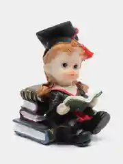 Фигурка "Школьница на стопке книг"