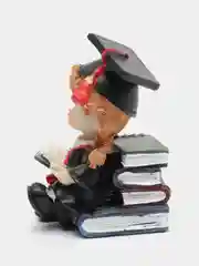 Фигурка "Школьница на стопке книг"