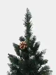 Елка искусственная с шишками и имитацией снега