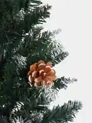 Елка искусственная с шишками и имитацией снега