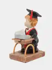 Фигурка "школьница печатает за машинкой"