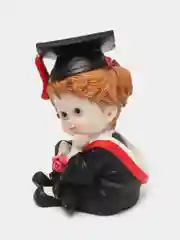 Фигурка "Школьница сидит с розой"
