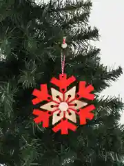 Красный елочное украшнение