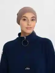 Коричневый бони на завязке, прямой лоб