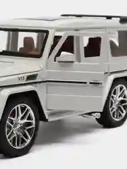 Белый машинка "Мерседес Гелендваген", с дымом