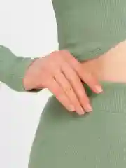 Мятный женский костюм двойка: топ с горлом и юбка