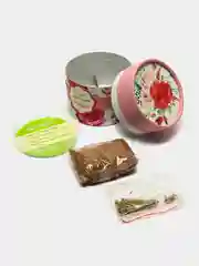 Розовый растущая трава в тубусе
