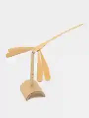 Стрекоза из бамбука, балансирующая