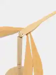 Стрекоза из бамбука, балансирующая