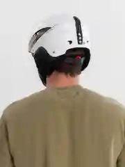 Белый шлем горнолыжный