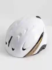 Белый шлем горнолыжный