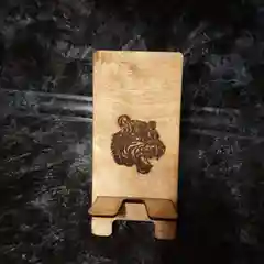 Подставка для телефона,планшета с гравировкой