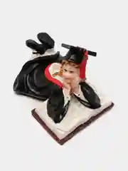 Фигурка "Школьница лежит на книге"