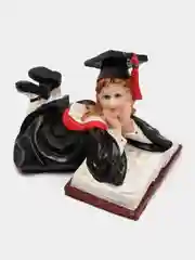 Фигурка "Школьница лежит на книге"