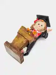 Фигурка "Школьница с поднятой рукой за кафедрой"