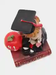 Фигурка "Школьница на красной книге с яблоком"