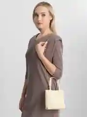 Белый сумка из натуральной кожи с длинной цепочкой