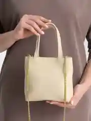 Белый сумка из натуральной кожи с длинной цепочкой